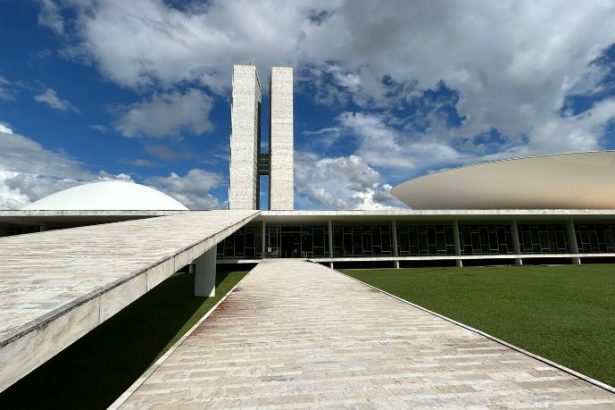 Fim da jornada 6x1 no Brasil: debate sobre redução da escala de trabalho divide Congresso e reacende discussão sobre direitos trabalhistas