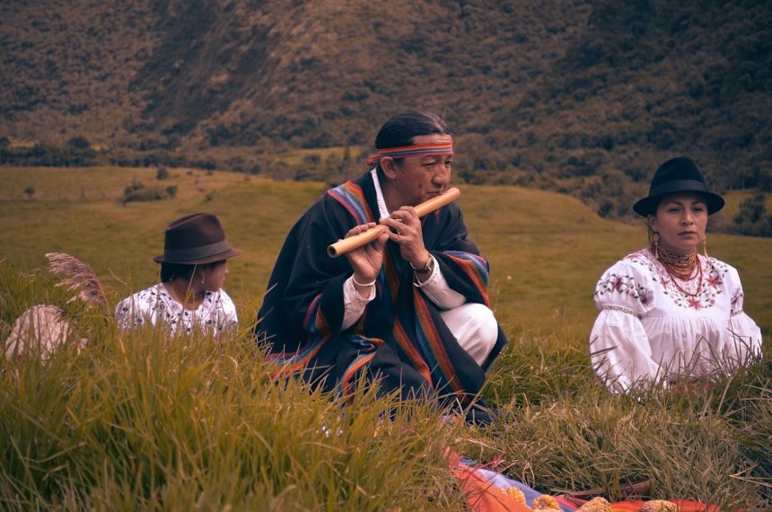 Pessoas indígenas reunidas em um ambiente externo.